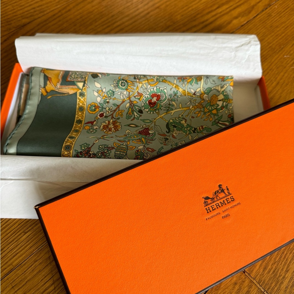 Hermés silk scarf, authentic.